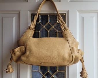 Cole Haan Hobo Umhängetasche in Hellkaffeebraun oder Sanddüne Farbe Einzigartiges Design Geflochtene Griffe Leder Quasten Top Reißverschluss