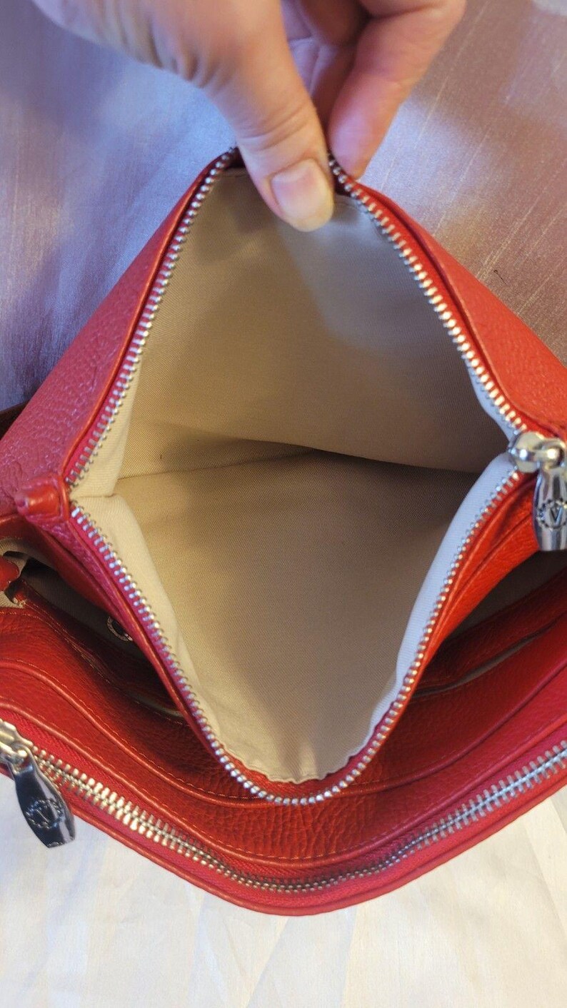 Valentina Rot Pebbled Leder Umhängetasche Clutch Silber Hardware Top Zip Made in Italy Neu Zustand Bild 14