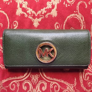 Michael Kors Emerald Green Fulton Carryall Geldbörse aus gekrispeltem Leder Vergoldet Großer Akkordeon-Brieftasche Knopfverschluss Saffiano Leder Innenausstattung