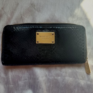 Cartera grande de piel de serpiente negra de Michael Kors con cremallera y herrajes chapados en oro