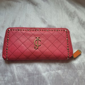 Cartera estilo acordeón con cremallera de cuero JC de Juicy Couture, color rosa intenso, con tachuelas bañadas en oro y patrón de costura de diamantes, tamaño grande
