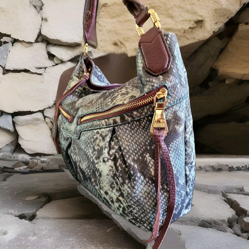 Borsa a tracolla Aimee Kestenberg in pelle di pitone con stampa animalier in rilievo, chiusura superiore con cerniera, finiture placcate in oro immagine 2