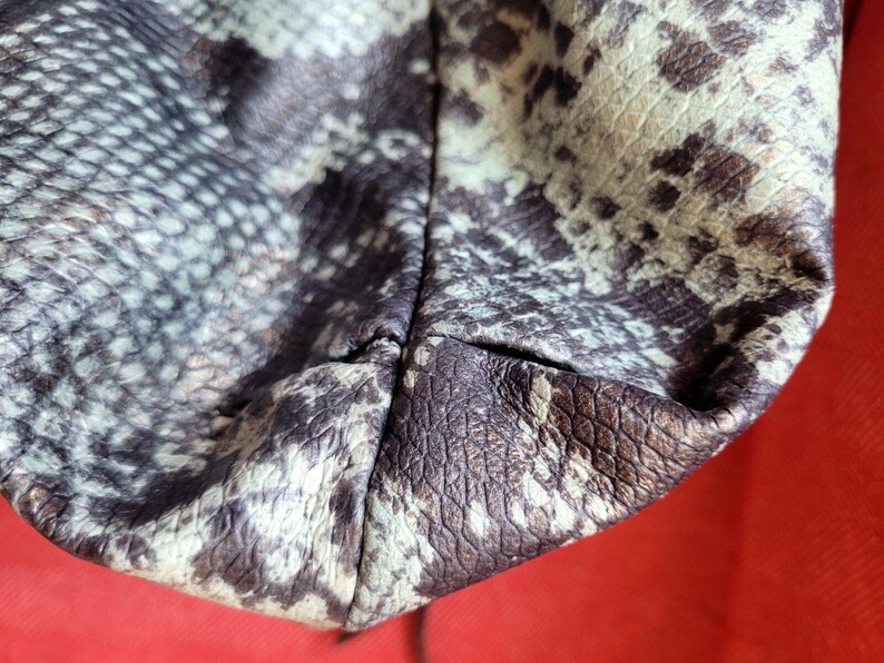 Borsa a tracolla Aimee Kestenberg in pelle di pitone con stampa animalier in rilievo, chiusura superiore con cerniera, finiture placcate in oro immagine 10