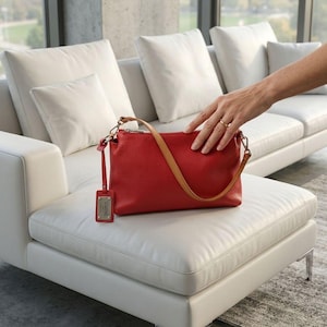 Valentina Rot Pebbled Leder Umhängetasche Clutch Silber Hardware Top Zip Made in Italy Neu Zustand Bild 1