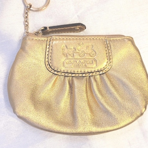 Colgante para bolso de cuero dorado metalizado Coach, etiqueta colgante, monedero, caballo y carruaje, cierre de cremallera superior con llavero