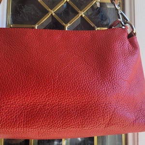 Valentina Rot Pebbled Leder Umhängetasche Clutch Silber Hardware Top Zip Made in Italy Neu Zustand Bild 4