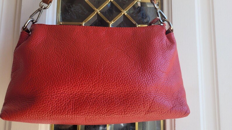 Valentina Rot Pebbled Leder Umhängetasche Clutch Silber Hardware Top Zip Made in Italy Neu Zustand Bild 4