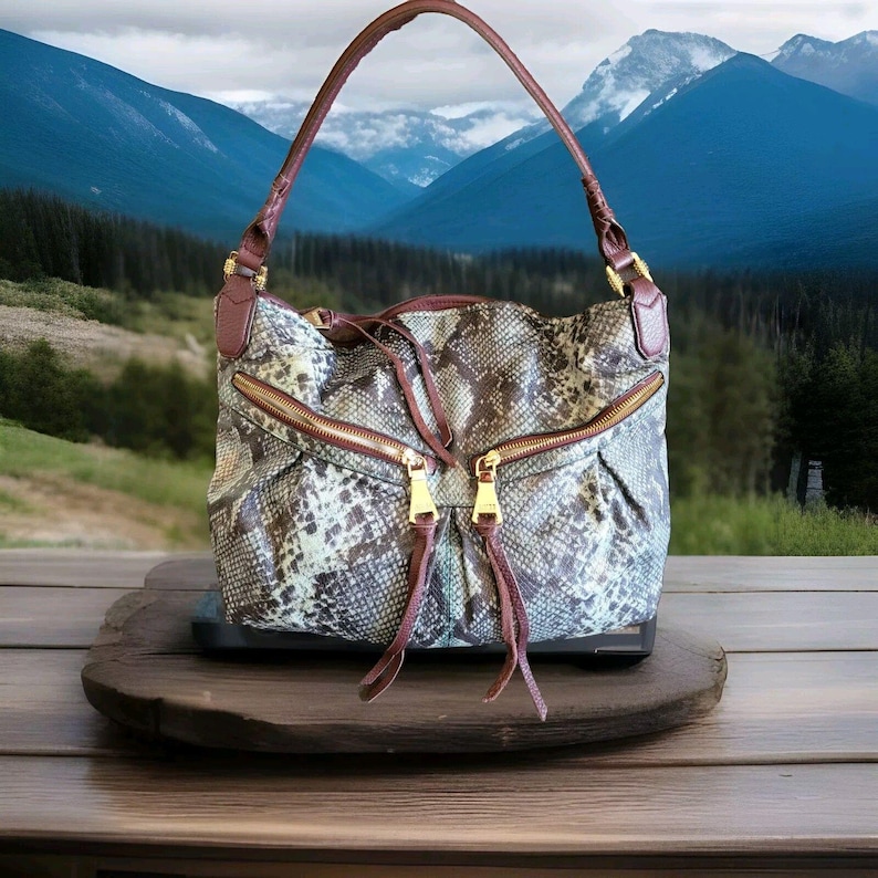 Borsa a tracolla Aimee Kestenberg in pelle di pitone con stampa animalier in rilievo, chiusura superiore con cerniera, finiture placcate in oro immagine 1