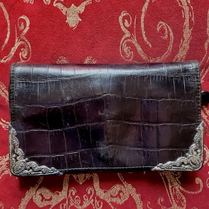 Cartera grande vintage Brighton de piel auténtica con estampado de cocodrilo negro y herrajes florales de peltre plateado.
