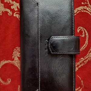 Cartera plegable larga y delgada de piel italiana TUSK con solapa interior de piel roja y cierre de botón. Color negro. Unisex.