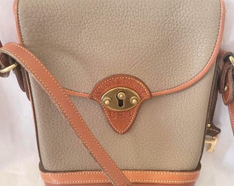 Vintage Dooney Bourke Spectator Kavallerie Reiter Stil Umhängetasche Messing Hardware Braun Taupe Leder Selten handgefertigt in den USA