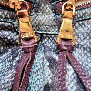 Borsa a tracolla Aimee Kestenberg in pelle di pitone con stampa animalier in rilievo, chiusura superiore con cerniera, finiture placcate in oro immagine 6