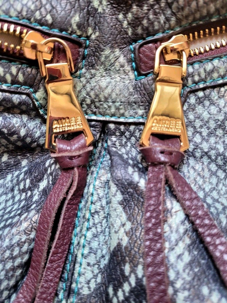 Borsa a tracolla Aimee Kestenberg in pelle di pitone con stampa animalier in rilievo, chiusura superiore con cerniera, finiture placcate in oro immagine 6