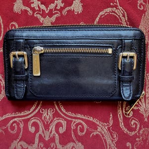 Vintage Michael Kors Zip rund große schwarze Akkordeon Leder Geldbörse mit vergoldeter Hardware und Schnallen Leder Innenausstattung