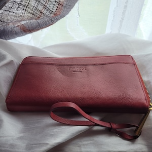 Cartera de piel roja con cierre de cremallera y correa de muñeca de Margot New York Patty, nueva a estrenar