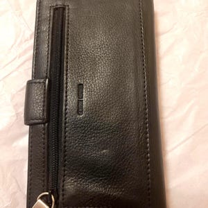 Cartera vintage de tres pliegues con tarjetero Fossil de piel auténtica negra con cierre de botón a presión y certificado Fossil original.
