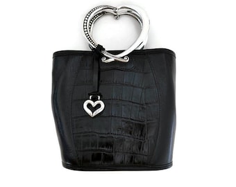 Borsa a secchiello da sera con manici in metallo a forma di cuore Brighton, pannello in pelle di vacchetta nera piatta e stampa coccodrillo