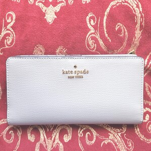 Cartera plegable delgada Kate Spade Madison de piel saffiano con cierre a presión, color gris piedra, nueva, interior de piel.