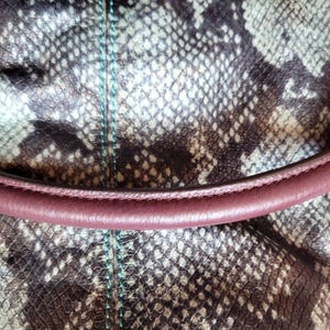 Borsa a tracolla Aimee Kestenberg in pelle di pitone con stampa animalier in rilievo, chiusura superiore con cerniera, finiture placcate in oro immagine 9