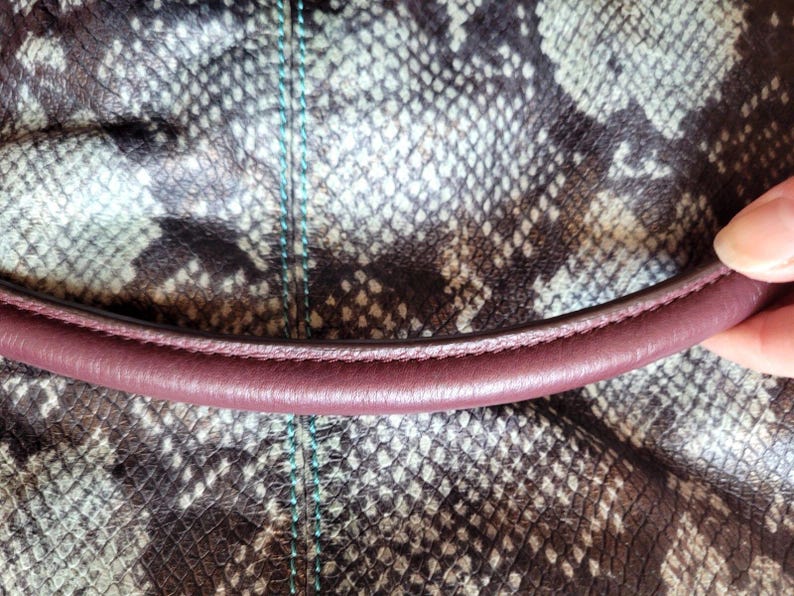 Borsa a tracolla Aimee Kestenberg in pelle di pitone con stampa animalier in rilievo, chiusura superiore con cerniera, finiture placcate in oro immagine 9