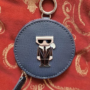 Karl Lagerfeld Paris Runde Marine Geldbörse Reißverschluss mit angebrachtem Schlüsselring Saffiano Leder Unisex Neu Zustand Durchmesser 3,5 ''