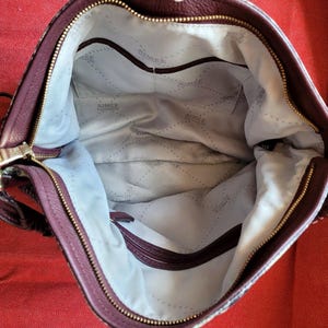 Borsa a tracolla Aimee Kestenberg in pelle di pitone con stampa animalier in rilievo, chiusura superiore con cerniera, finiture placcate in oro immagine 13