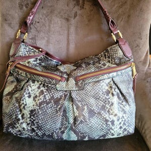 Borsa a tracolla Aimee Kestenberg in pelle di pitone con stampa animalier in rilievo, chiusura superiore con cerniera, finiture placcate in oro immagine 8