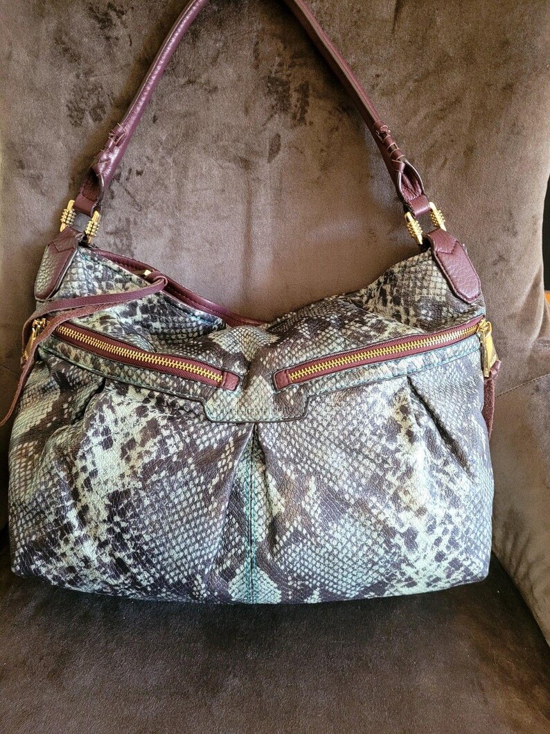 Borsa a tracolla Aimee Kestenberg in pelle di pitone con stampa animalier in rilievo, chiusura superiore con cerniera, finiture placcate in oro immagine 8