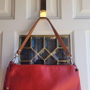 Valentina Rot Pebbled Leder Umhängetasche Clutch Silber Hardware Top Zip Made in Italy Neu Zustand Bild 2