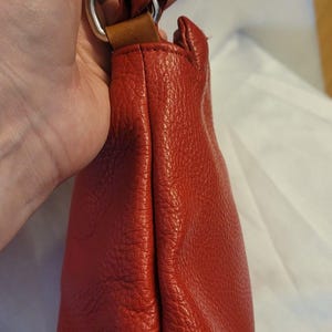 Valentina Rot Pebbled Leder Umhängetasche Clutch Silber Hardware Top Zip Made in Italy Neu Zustand Bild 8
