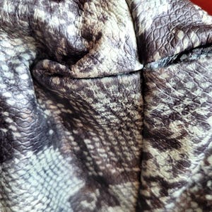 Borsa a tracolla Aimee Kestenberg in pelle di pitone con stampa animalier in rilievo, chiusura superiore con cerniera, finiture placcate in oro immagine 11