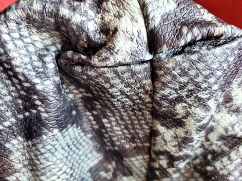 Borsa a tracolla Aimee Kestenberg in pelle di pitone con stampa animalier in rilievo, chiusura superiore con cerniera, finiture placcate in oro immagine 11