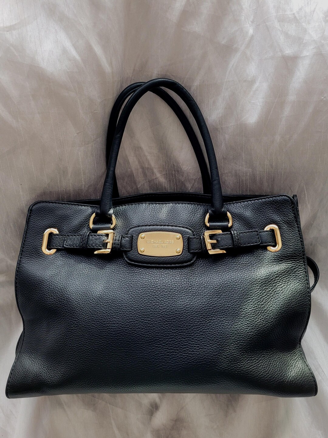 Michael Kors Black Leather Bag with Gold Accents m_68e19ced955383d6506ad527.jpg main image 2