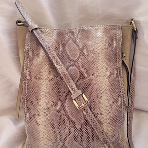 Bolso bandolera ajustable de cuero GILI, grande, con estampado de piel de serpiente, de piel auténtica, en tono gris arena tostado y herrajes chapados en oro