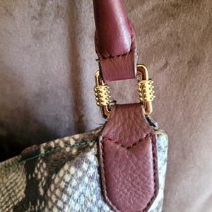 Borsa a tracolla Aimee Kestenberg in pelle di pitone con stampa animalier in rilievo, chiusura superiore con cerniera, finiture placcate in oro immagine 3