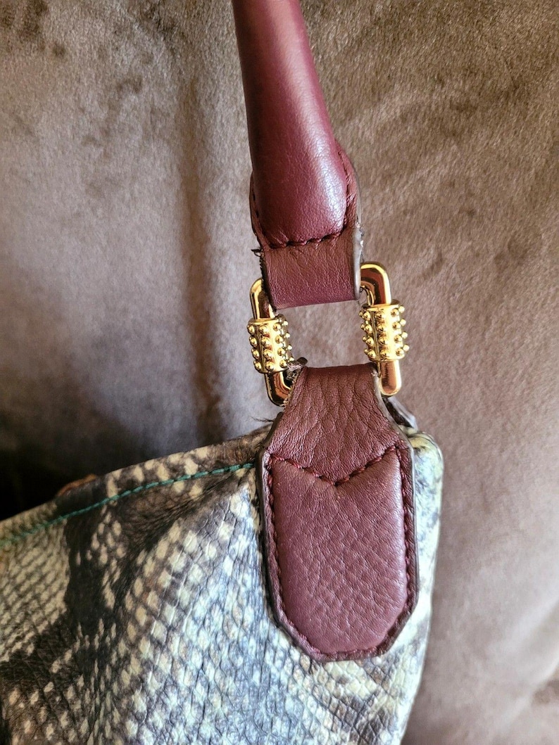 Borsa a tracolla Aimee Kestenberg in pelle di pitone con stampa animalier in rilievo, chiusura superiore con cerniera, finiture placcate in oro immagine 3