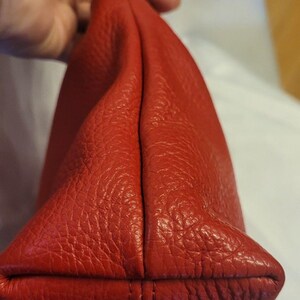 Valentina Rot Pebbled Leder Umhängetasche Clutch Silber Hardware Top Zip Made in Italy Neu Zustand Bild 7
