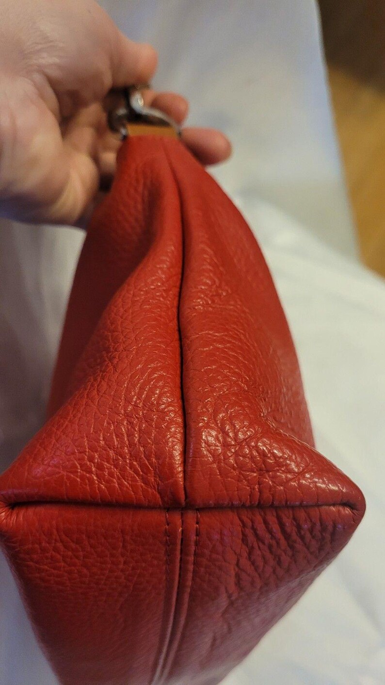 Valentina Rot Pebbled Leder Umhängetasche Clutch Silber Hardware Top Zip Made in Italy Neu Zustand Bild 7