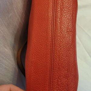 Valentina Rot Pebbled Leder Umhängetasche Clutch Silber Hardware Top Zip Made in Italy Neu Zustand Bild 6