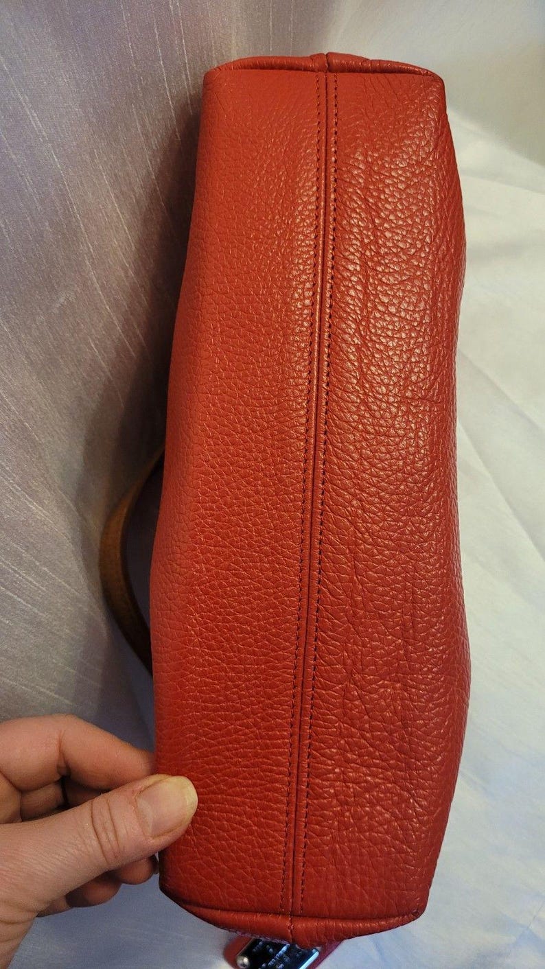 Valentina Rot Pebbled Leder Umhängetasche Clutch Silber Hardware Top Zip Made in Italy Neu Zustand Bild 6