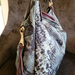 Borsa a tracolla Aimee Kestenberg in pelle di pitone con stampa animalier in rilievo, chiusura superiore con cerniera, finiture placcate in oro immagine 7