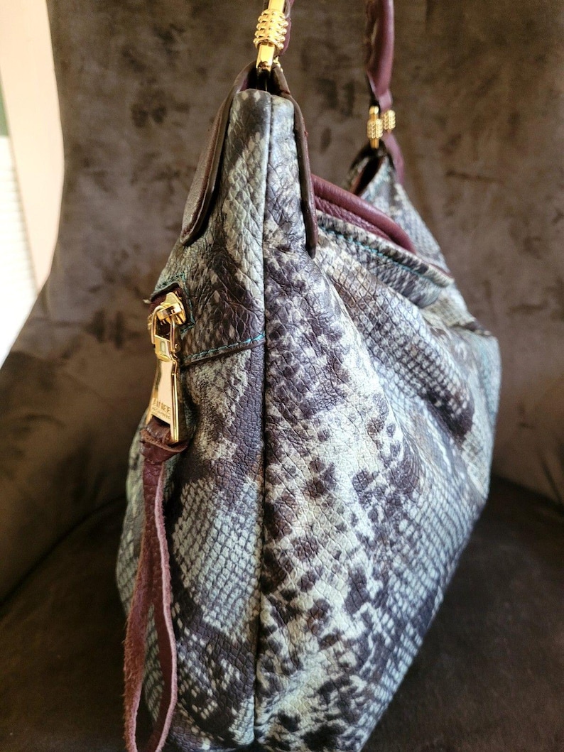 Borsa a tracolla Aimee Kestenberg in pelle di pitone con stampa animalier in rilievo, chiusura superiore con cerniera, finiture placcate in oro immagine 7