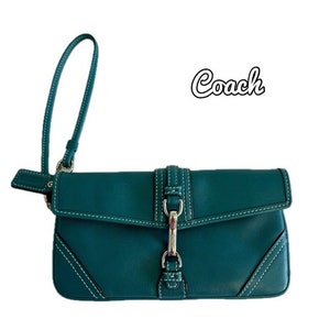 Cartera de mano Coach de piel color turquesa y verde con herrajes plateados y diseño cosido