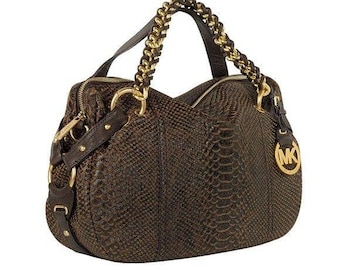 Borsa a tracolla Michael Kors Tristan in pelle scamosciata color moka con catena placcata oro pesante e stampa serpente marrone