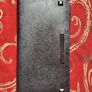 Nueva cartera Rebecca Minkoff Sofie Snap en piel saffiano negra, diseño plegable con tachuelas y cierre de botón a presión, herrajes negros.
