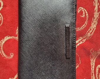 Nueva cartera Rebecca Minkoff Sofie Snap en piel saffiano negra, diseño plegable con tachuelas y cierre de botón a presión, herrajes negros.