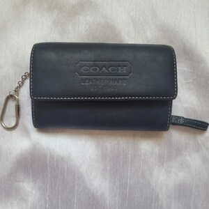 Cartera Coach Vintage Azul Marino Acabado Mate Llavero Anillo Diseño Plegable Cierre con Botón a Presión Forro de Cuero