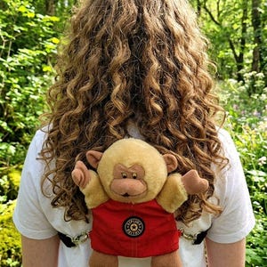 Peut inclure: Une tasse en céramique blanche avec une anse noire et l'inscription "But First, Coffee" en gras noir. La tasse est posée sur un fond flou, suggérant un cadre chaleureux.