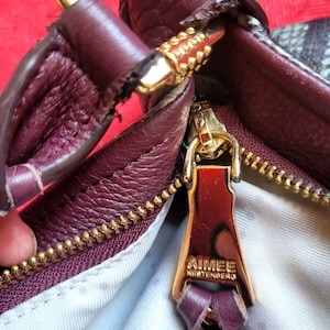 Borsa a tracolla Aimee Kestenberg in pelle di pitone con stampa animalier in rilievo, chiusura superiore con cerniera, finiture placcate in oro immagine 15