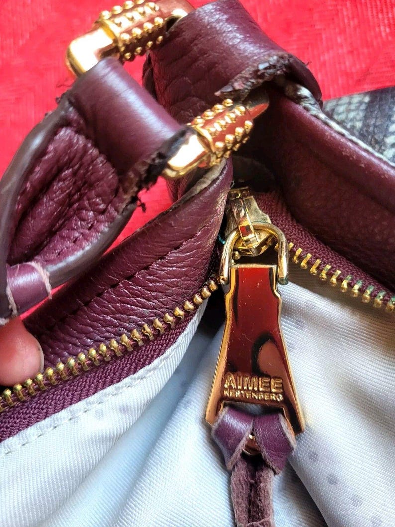 Borsa a tracolla Aimee Kestenberg in pelle di pitone con stampa animalier in rilievo, chiusura superiore con cerniera, finiture placcate in oro immagine 15